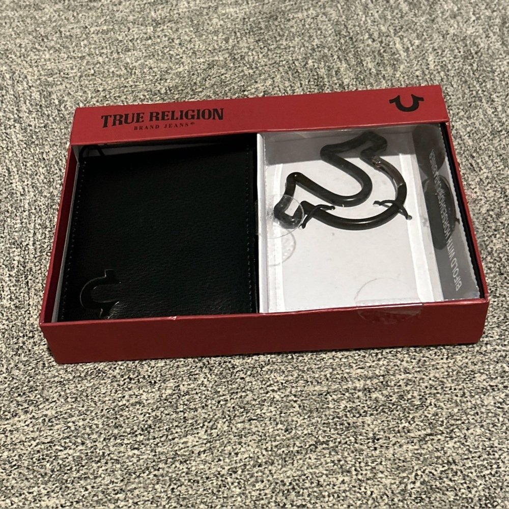 Men's True Religion Black Bifold Wallet & Horseshoe Carabiner Gift Set